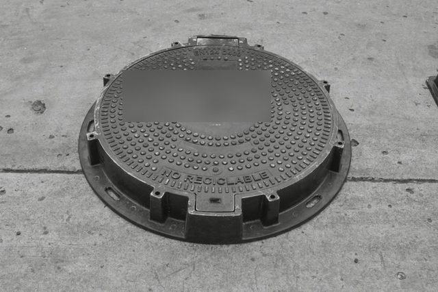 Tapa de lámina compuesta instalada en calzada
